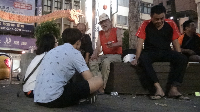 無家者侃侃而談(另開新視窗/jpg檔)圖片