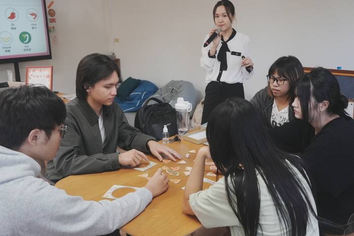 講師講解桌遊(另開新視窗/jpg檔)圖片