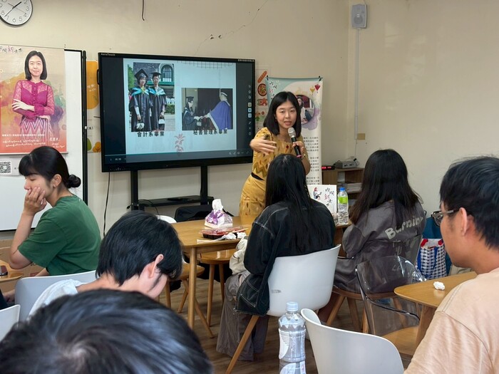 講師與學生互動(另開新視窗/jpg檔)圖片